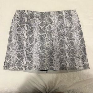 Alice + Olivia White & Black Lamb Leather Snakeskin Skirt Size 6